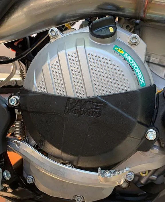 Protetor Tampa Embraiagem KTM e HUSQVARNA 4 tempos - Preta